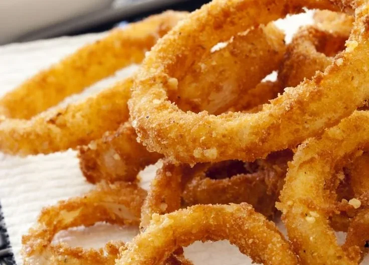 Crispy air fryer onion rings served on a plate