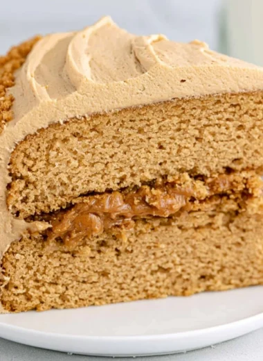 Delicious Biscoff cake topped with creamy frosting and cookie crumbs.