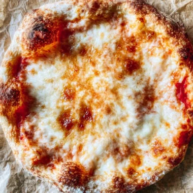 Homemade pizza dough recipe with ingredients and preparation steps.