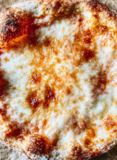 Homemade pizza dough recipe with ingredients and preparation steps.