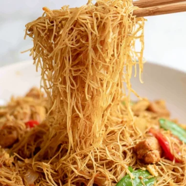 Cozy Singapore curry noodles prepared in 30 minutes