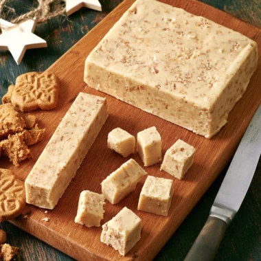 Delicious Christmas fudge with Speculoos caramel, a festive holiday treat.